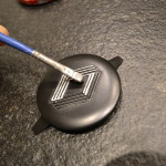 Peinture du logo Renault en gris métallisé sur le centre de roue de 4L