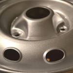 Détail de la finition de la peinture métallisée de jantes de 4L