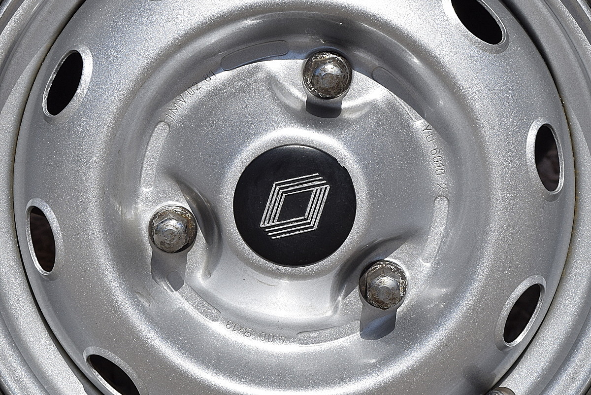 Détail d'une jante de 4L avec peinture alu métallisée et logo Renault