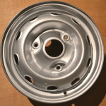 Peinture de finition gris métallisé sur roues de 4L