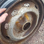 Détail de l'état de la jante de 4L rouillée avant rénovation