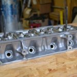 Culasse de Renault 4L nettoyée avant remontage des soupapes.