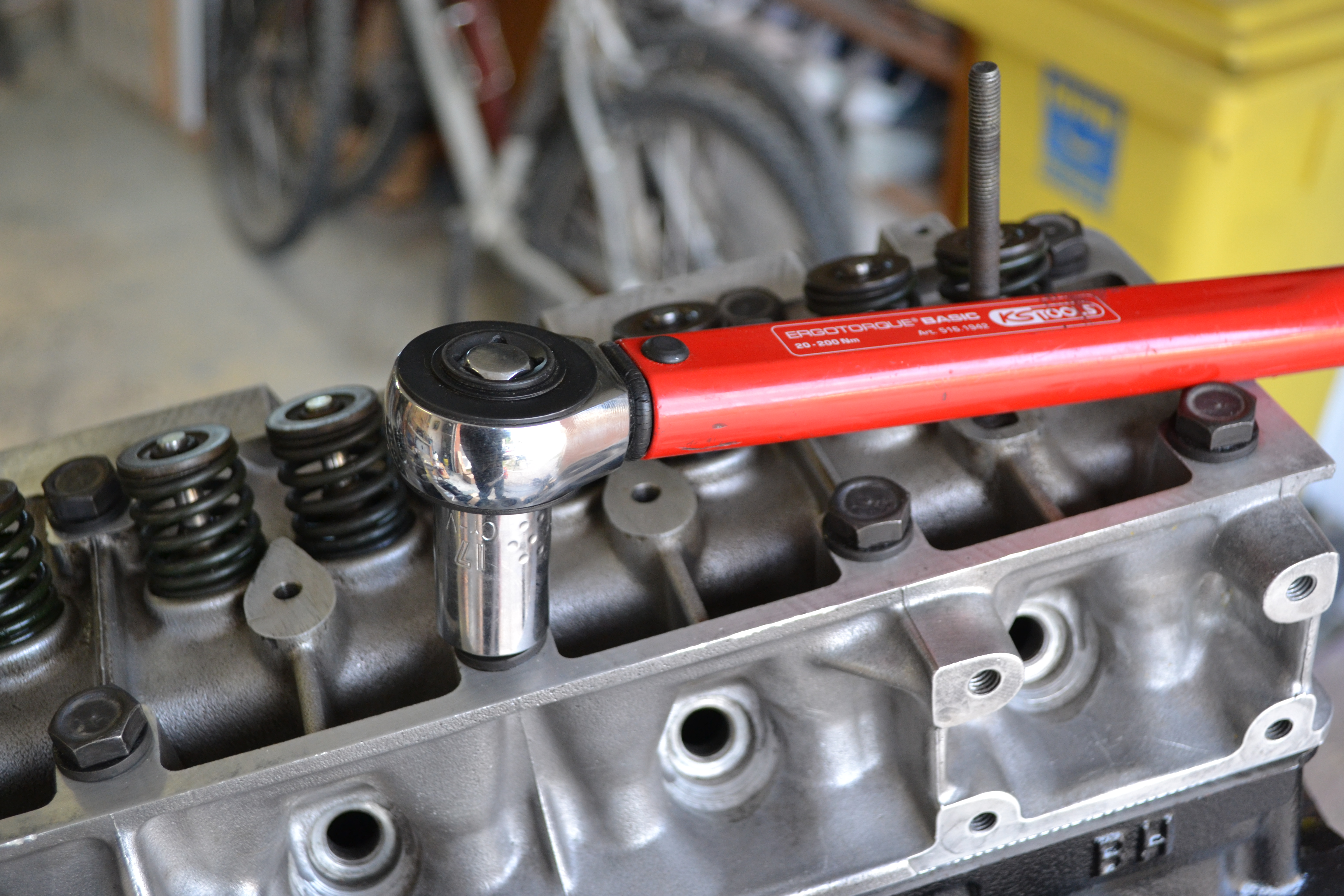 Serrage au couple d'une culasse de Renault 4L à l'aide d'une clé dynamométrique