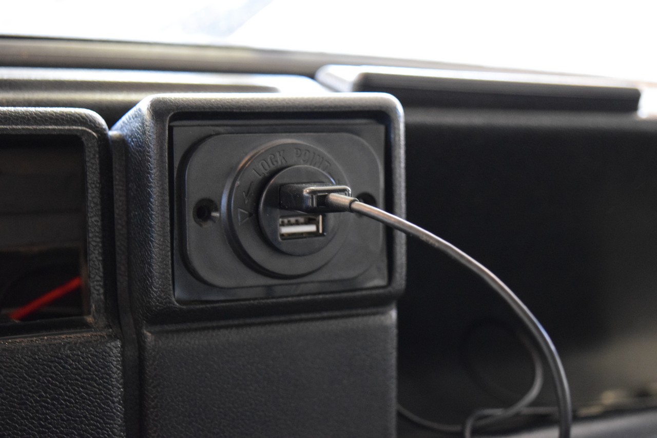 Blue Rally : comment installer une prise 12V / USB ? - Sortie de Grange